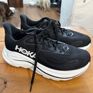 Hoka Black and White Clifton 10 Women’s Performance Running Sneakers 8 2E X-Wide